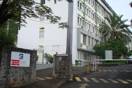 Photo de l'entrée du campus de l'INSPE à Bellepierre